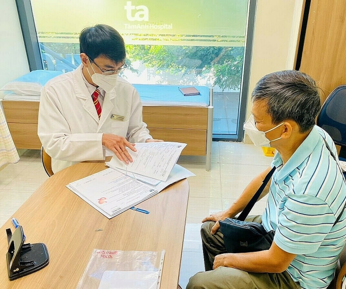Bác sĩ Trung khám cho người bệnh. Ảnh minh họa: Bệnh viện Đa khoa Tâm Anh