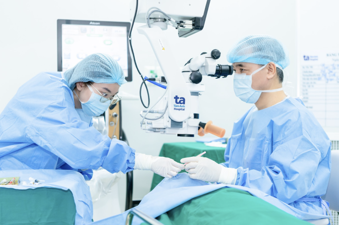 Các bác sĩ thay thủy tinh thể bằng phương pháp Phaco cho bà Tâm. Ảnh: Bệnh viện Đa khoa Tâm Anh
