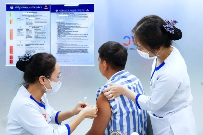 Người lớn tiêm vaccine sốt xuất huyết phòng bệnh tại Hệ thống Tiêm chủng VNVC. Ảnh: Mộc Thảo