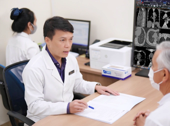 Bác sĩ Sơn thăm khám cho ông Hùng. Ảnh: Bệnh viện Đa khoa Tâm Anh