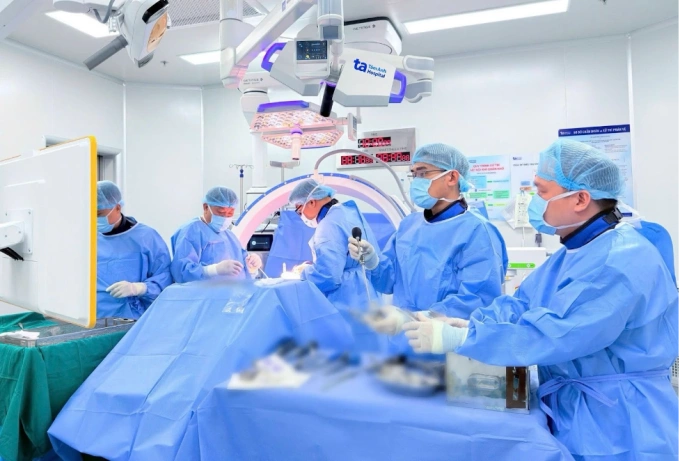 Bác sĩ phẫu thuật cố định cột sống cho Ly bằng hệ thống định vị thần kinh AI Neuro-Navigation Curve. Ảnh: Bệnh viện Đa khoa Tâm Anh