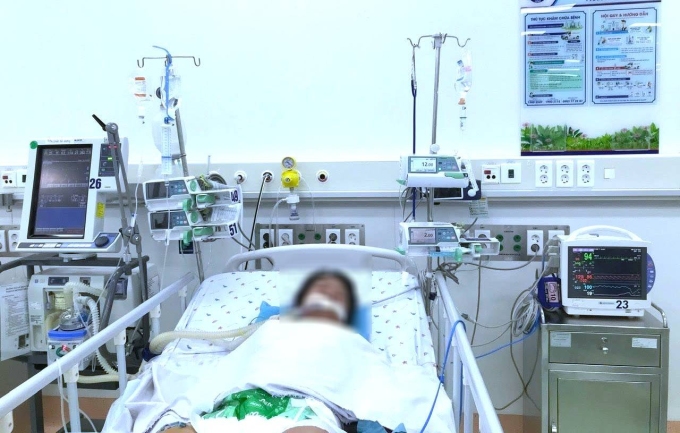 Bé gái 12 tuổi bị sốc sốt xuất huyết, xuất huyết tiêu hóa nặng kèm hành kinh gây mất máu, phải truyền bù 10 lít máu và chế phẩm máu mới thoát nguy kịch, điều trị tại Bệnh viện Nhi đồng 1, ngày 20/6. Ảnh: Bệnh viện Nhi đồng 1