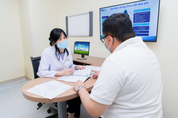 Bác sĩ Hà tư vấn liệu trình giảm cân cho anh Giang. Ảnh: Bệnh viện cung cấp
