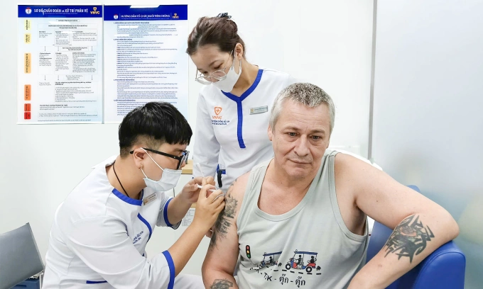 Ông Hartley tiêm vaccine phòng bệnh dại trước phơi nhiễm tại VNVC. Ảnh: Hoàng Dương