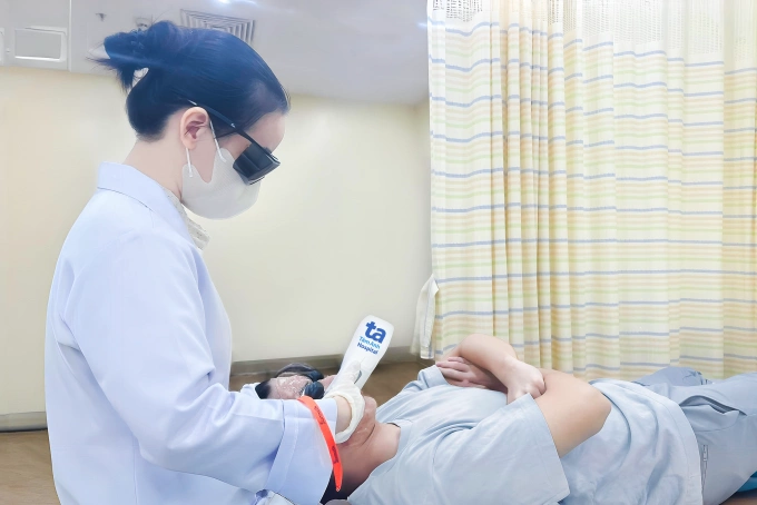 Bác sĩ sử dụng công nghệ ánh sáng IPL hỗ trợ điều trị mụn cho Hùng. Ảnh: Bệnh viện Đa khoa Tâm Anh