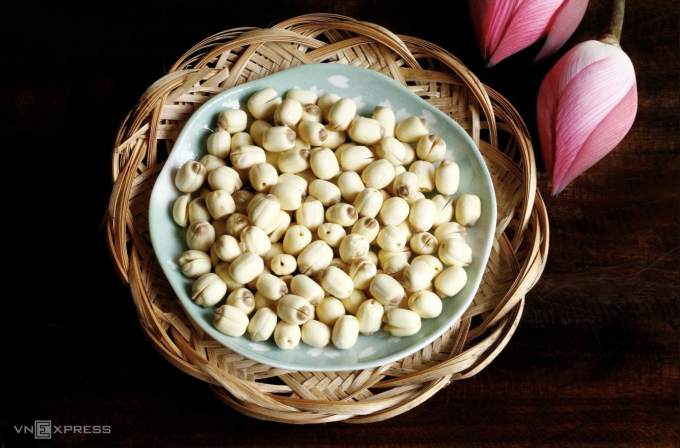 Hạt sen cũng có tác dụng cải thiện giấc ngủ, phụ nữ thời kỳ mãn kinh nên bổ sung. Ảnh: Bùi Thủy