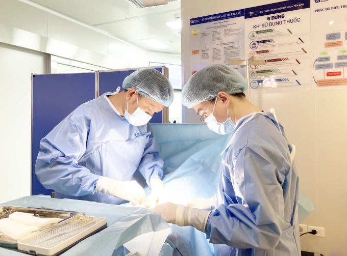 Bác sĩ Khoa (trái) đang chọc hút tinh trùng cho người bệnh. Ảnh: Bệnh viện Đa khoa Tâm Anh - Quận 8