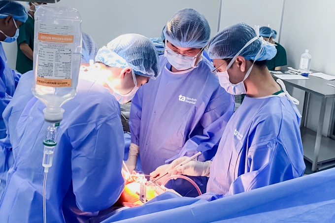 Bác sĩ Bảo (giữa) trong một ca phẫu thuật điều trị bệnh lý xương khớp. Ảnh: Bệnh viện cung cấp