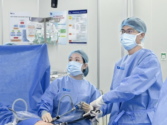 Bác sĩ Kim (trái) phẫu thuật nội soi cho bệnh nhi. Ảnh: Bệnh viện Đa khoa Tâm Anh