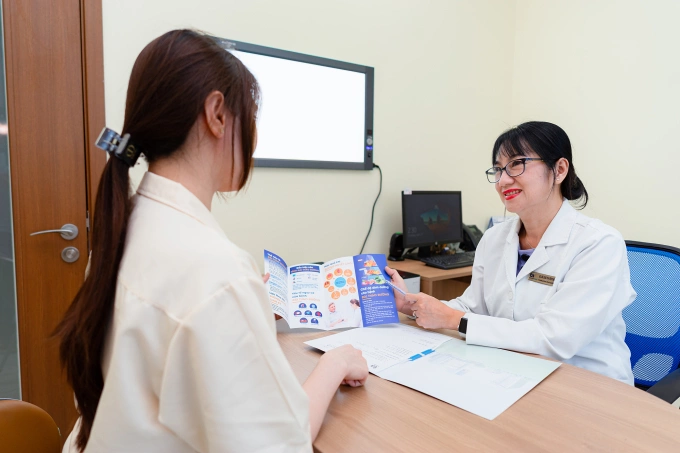 Bác sĩ Yến Thủy tư vấn dinh dưỡng cho người đến khám. Ảnh: Bệnh viện Đa khoa Tâm Anh