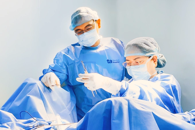 BS.CKII Nguyễn Thị Hồng Oanh đang điều trị són tiểu cho người bệnh. Ảnh minh họa: Bệnh viện cung cấp