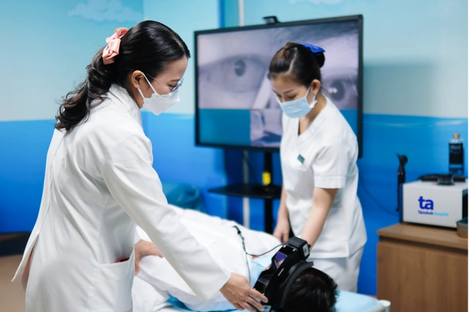 Bác sĩ Hằng đo chức năng tiền đình cho một bệnh nhân trẻ. Ảnh: Bệnh viện Đa khoa Tâm Anh