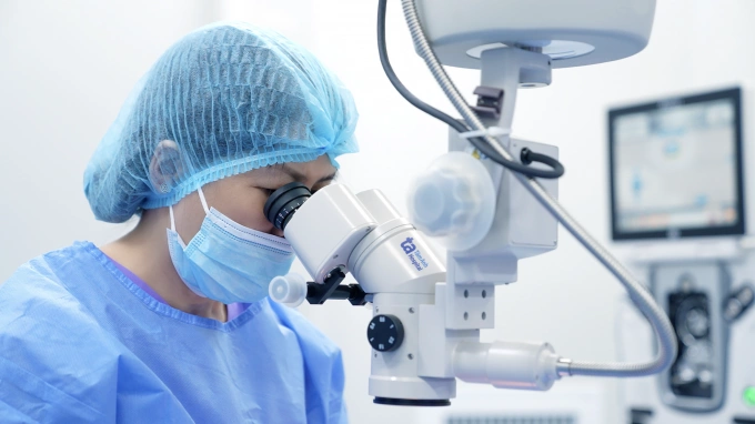 PGS Vân Anh phẫu thuật điều trị glôcôm. Ảnh: Bệnh viện Tâm Anh