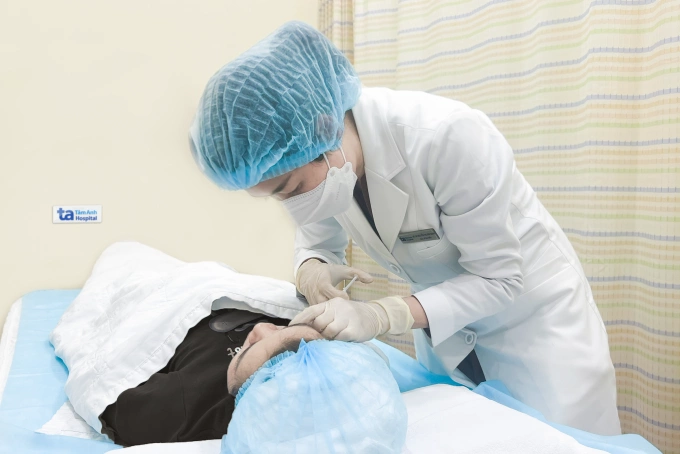 Chị Thu được tiêm HA để điều trị lão hóa da. Ảnh: Bệnh viện Đa khoa Tâm Anh