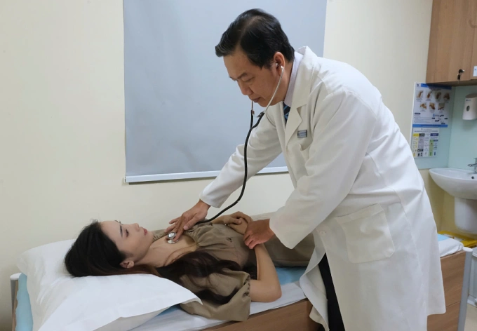 Bác sĩ kiểm tra sức khỏe cho người đến khám. Ảnh minh họa: Bệnh viện Đa khoa Tâm Anh