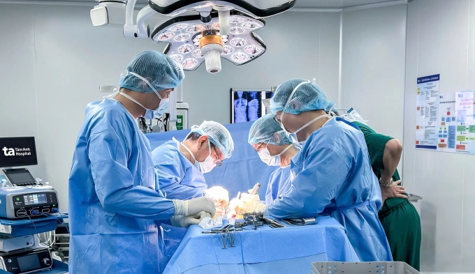 Bác sĩ Dũng (thứ hai bên phải) phẫu thuật cho Linh. Ảnh: Bệnh viện cung cấp