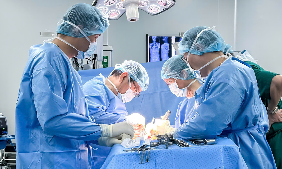 17 chiếc vít chỉnh thẳng cột sống uốn khúc của chàng trai