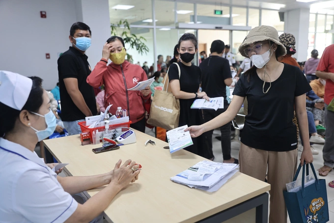 Bệnh nhân chờ khám bệnh tại bệnh viện ở TP HCM. Ảnh: Quỳnh Trần