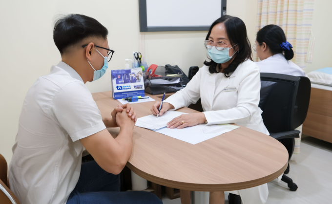 Bác sĩ Mai tư vấn cho người bệnh. Ảnh: Bệnh viện Đa khoa Tâm Anh