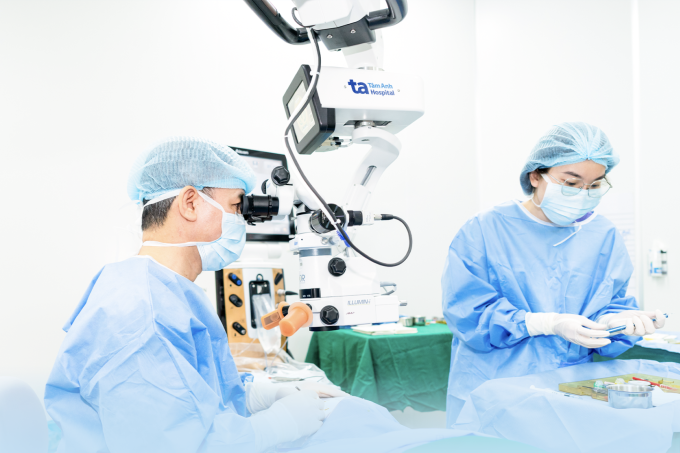 Phó giáo sư Hiệp thực hiện ca mổ phaco. Ảnh: Bệnh viện Đa khoa Tâm Anh
