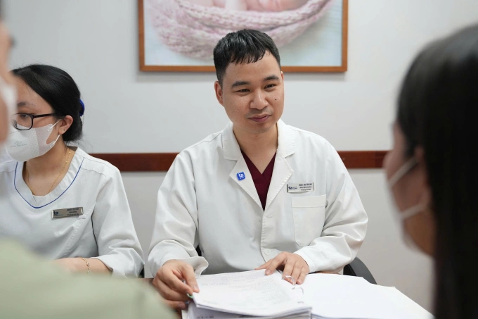 Bác sĩ Cao Tuấn Anh đang tư vấn cho một cặp vợ chồng. Ảnh minh họa: Trang Lê