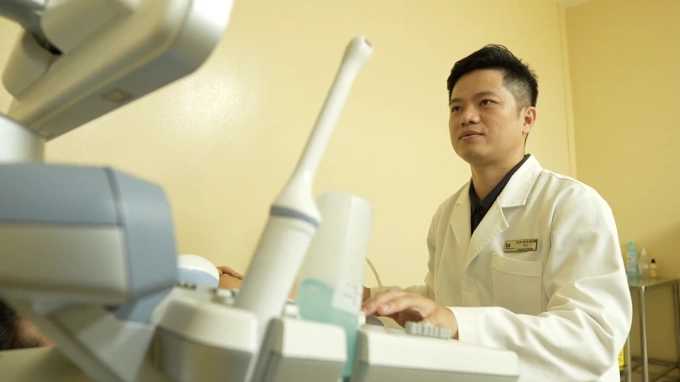 ThS.BS Nguyễn Thành Vinh khám thai. Ảnh: Bệnh viện Đa khoa Tâm Anh