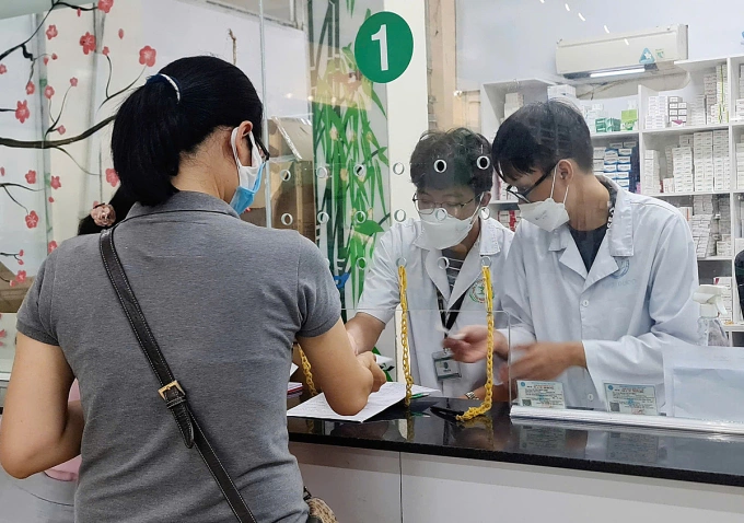 Bệnh nhân chờ lấy thuốc tại Bệnh viện Lê Văn Thịnh. Ảnh: Lê Phương