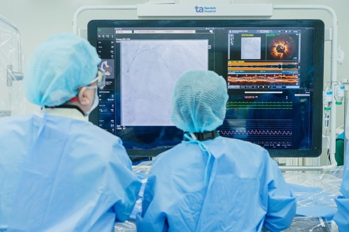 Giáo sư Nhân (bên trái) cùng êkíp đặt stent cho một người bệnh với sự hỗ trợ của chụp cắt lớp kết quang nội mạch. Ảnh minh họa: Bệnh viện Đa khoa Tâm Anh