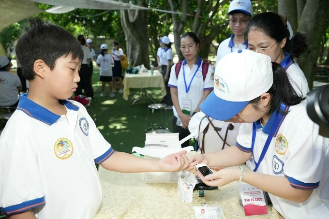 Trẻ được đo đường huyết tại chương trình. Ảnh: Thu Trang