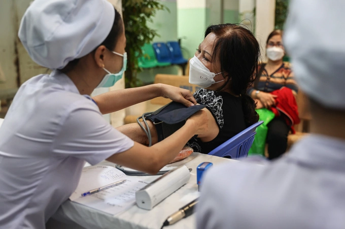 Đo huyết áp cho bệnh nhân tại bệnh viện. Ảnh: Quỳnh Trần