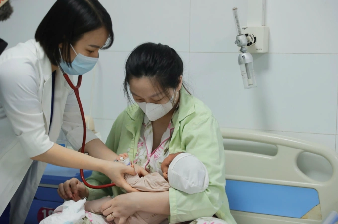 Một bệnh nhi mắc bệnh truyền nhiễm điều trị tại Bệnh viện Thanh Nhàn. Ảnh: Thu Giang