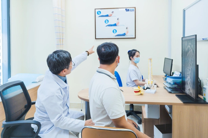 Bác sĩ Quỳnh hướng dẫn cách tập thể dục đúng cho người bệnh. Ảnh: Bệnh viện Đa khoa Tâm Anh