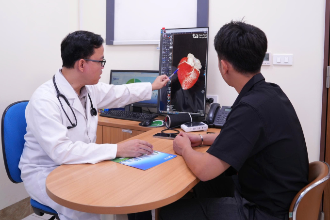 Bác sĩ Long thăm khám và tư vấn cho người bệnh. Ảnh: Bệnh viện Đa khoa Tâm Anh