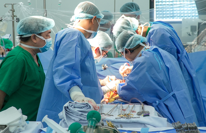 Đại tá, TS.BS Nguyễn Việt Cường, Phó giám đốc Bệnh viện Quân y 175 trực tiếp chỉ đạo ê kíp mổ ghép gan. Ảnh: Bệnh viện cung cấp
