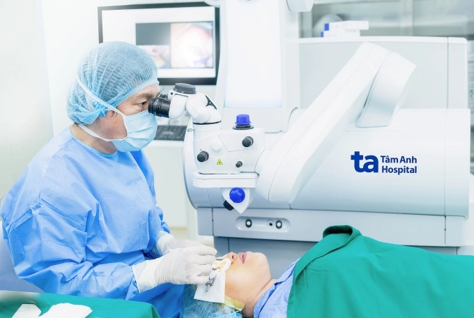 Bác sĩ Nghĩa phẫu thuật xóa cận bằng phương pháp SMILE Pro cho chị Uyên. Ảnh: Bệnh viện Đa khoa Tâm Anh