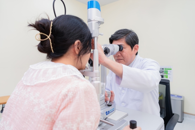 Bác sĩ Nghĩa soi đáy mắt cho một người bệnh. Ảnh minh họa: Bệnh viện Đa khoa Tâm Anh