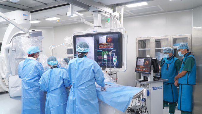 Các bác sĩ can thiệp đặt stent cho một bệnh nhân nhồi máu cơ tim. Ảnh: Hạ Vũ