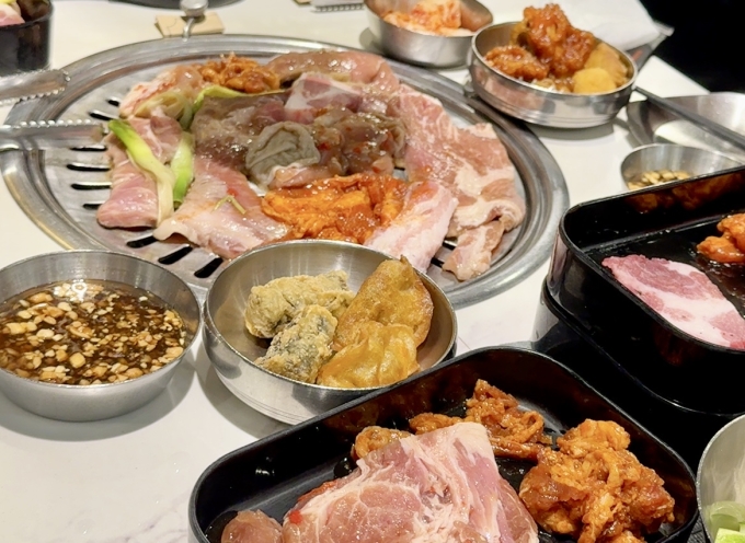 Người bị men gan cao nên hạn chế ăn thịt nướng. Ảnh: Trọng Nghĩa
