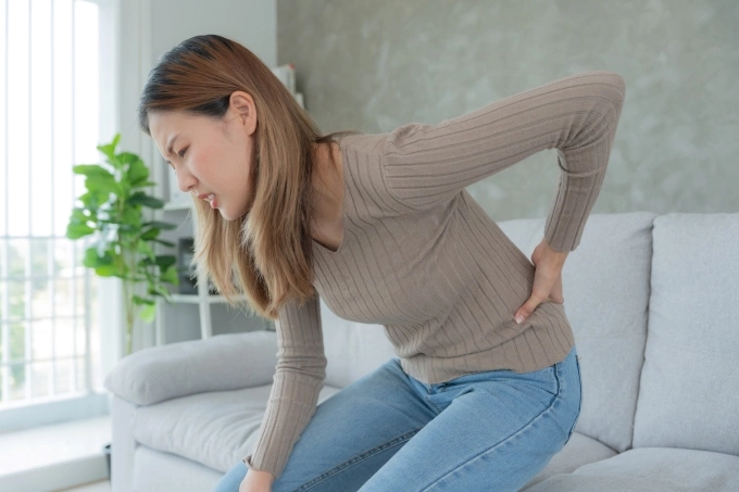 Sốt xuất huyết còn được gọi là sốt gãy xương, khiến người bệnh đau đớn vì những cơn đau xương, khớp. Ảnh minh họa: Vecteezy