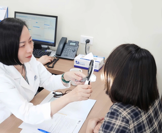 Bác sĩ khoa Da liễu khám cho một khách hàng. Ảnh minh họa: Bệnh viện Đa khoa Tâm Anh