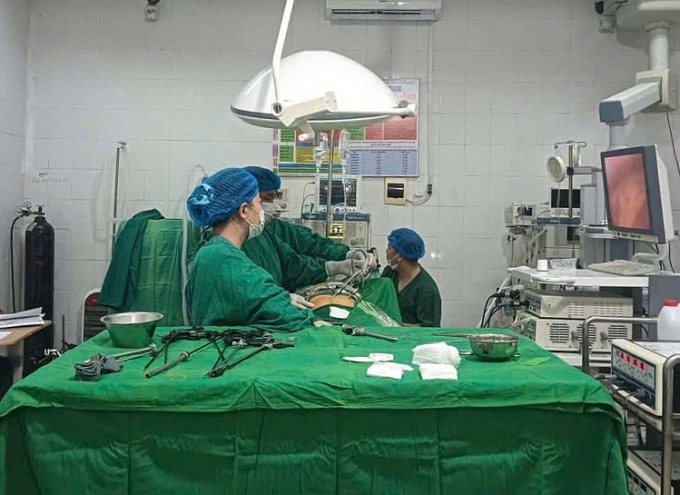 Bác sĩ phẫu thuật cho bệnh nhân. Ảnh: Bệnh viện cung cấp