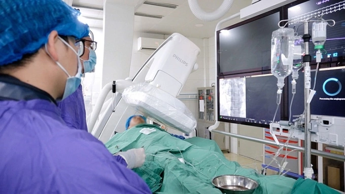 Bác sĩ điều trị cho bệnh nhân. Ảnh: Bệnh viện cung cấp