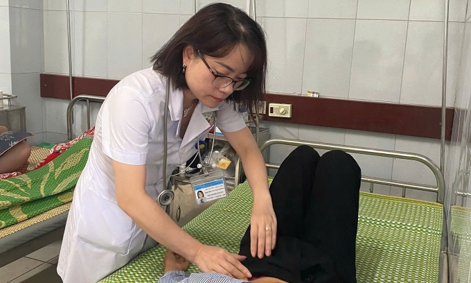 Bác sĩ thăm khám cho bệnh nhân ngộ độc nấm. Ảnh: Bệnh viện cung cấp