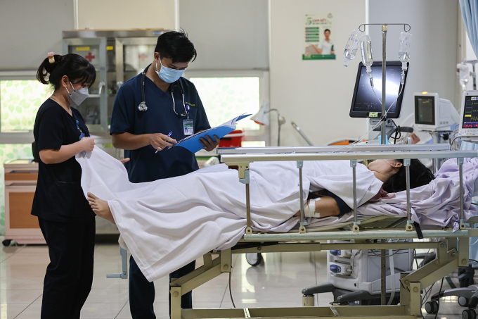 Bệnh nhân vào cấp cứu tại Bệnh viện Quân y 175. Ảnh: Quỳnh Trần