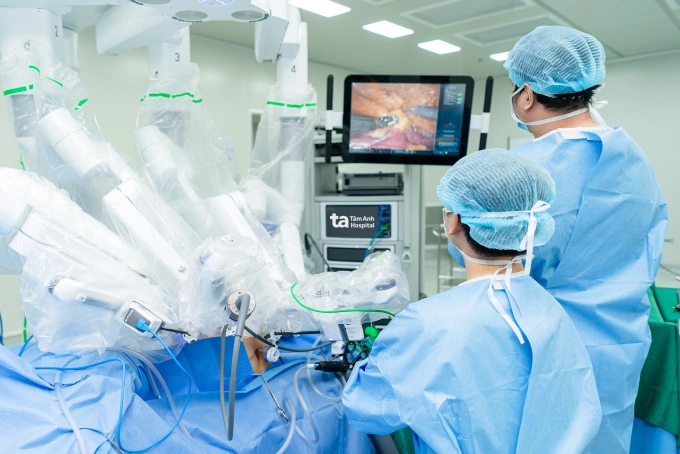 Robot Da Vinci Xi hỗ trợ bác sĩ Đức và êkíp phẫu thuật cắt thận cho anh Nguyên. Ảnh: Bệnh viện Đa khoa Tâm Anh