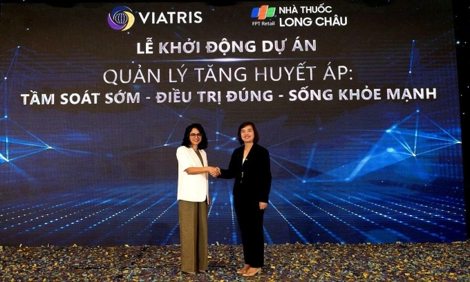 Đại diện Viatris và FPT Long Châu tại lễ khởi động dự án ngày 1/8. Ảnh: LC