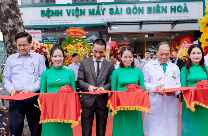 Lãnh đạo bệnh viện cùng đại diện sở ban ngành cắt băng khánh thành. Ảnh: Bệnh viện Mắt Sài Gòn Biên Hòa