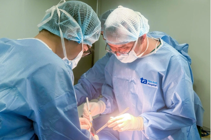 Bác sĩ Tâm (phải) thực hiện ca phẫu thuật cho anh Khánh. Ảnh: Bệnh viện Đa khoa Tâm Anh