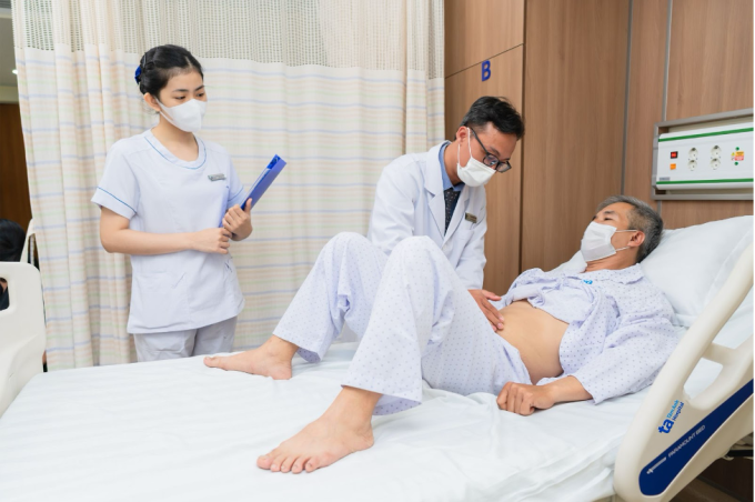 Anh Khánh được bác sĩ kiểm tra bụng trước khi xuất viện. Ảnh: Bệnh viện Đa khoa Tâm Anh