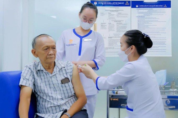 Người cao tuổi tiêm vaccine phòng bệnh do vi khuẩn phế cầu tại Hệ thống Tiêm chủng VNVC. Ảnh: Bình An